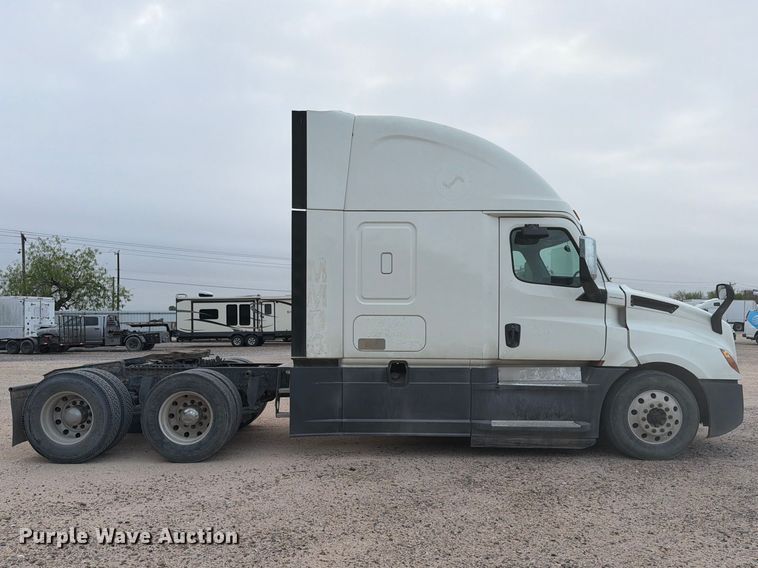 image for item YA6129 2017 Freightliner Cascadia 126 semi truck