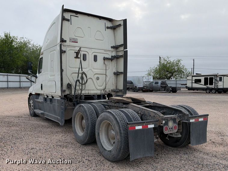 image for item YA6129 2017 Freightliner Cascadia 126 semi truck