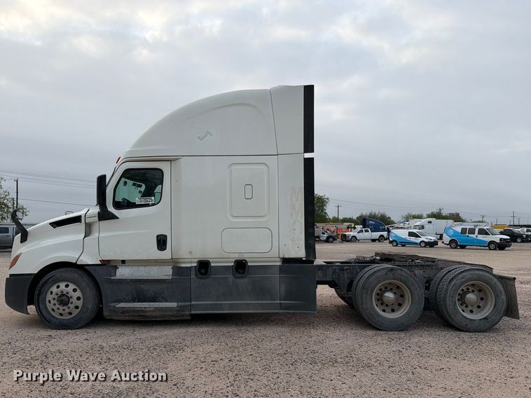 image for item YA6129 2017 Freightliner Cascadia 126 semi truck