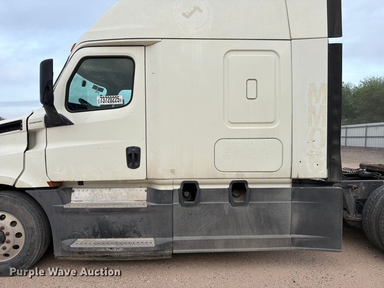 image for item YA6129 2017 Freightliner Cascadia 126 semi truck