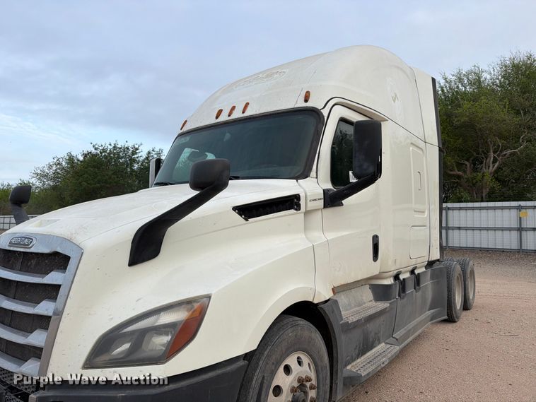 image for item YA6129 2017 Freightliner Cascadia 126 semi truck