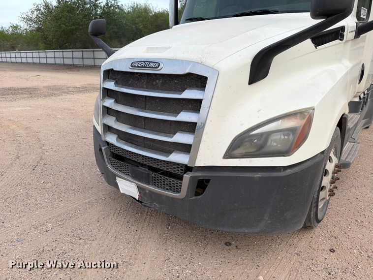 image for item YA6129 2017 Freightliner Cascadia 126 semi truck