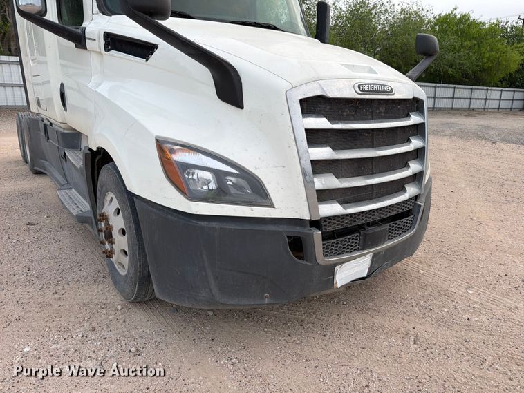 image for item YA6129 2017 Freightliner Cascadia 126 semi truck