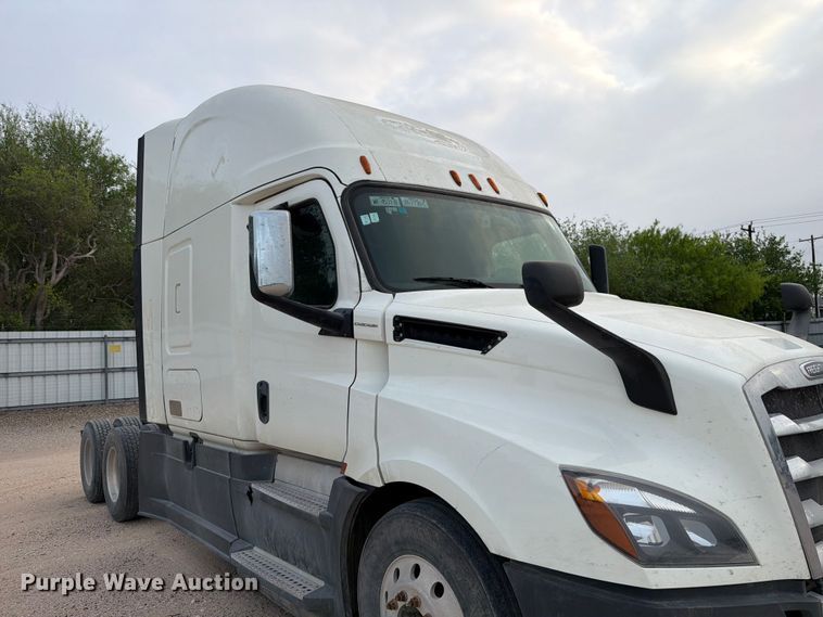 image for item YA6129 2017 Freightliner Cascadia 126 semi truck