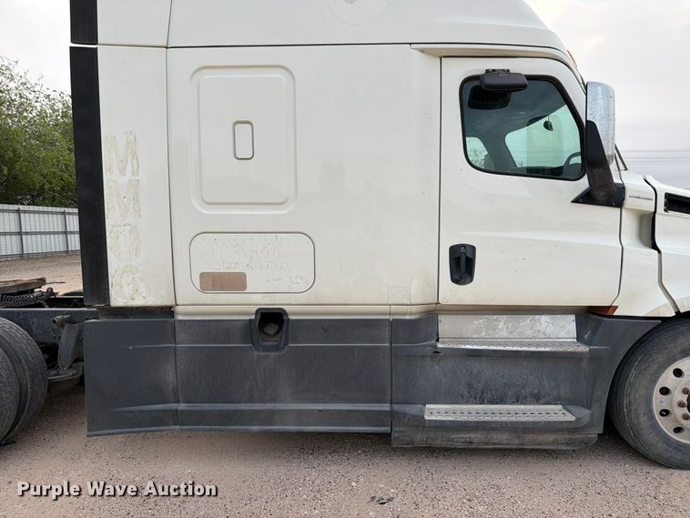 image for item YA6129 2017 Freightliner Cascadia 126 semi truck