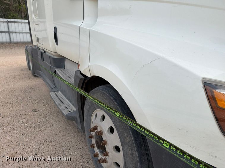 image for item YA6129 2017 Freightliner Cascadia 126 semi truck
