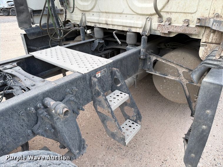 image for item YA6129 2017 Freightliner Cascadia 126 semi truck