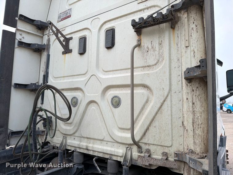image for item YA6129 2017 Freightliner Cascadia 126 semi truck