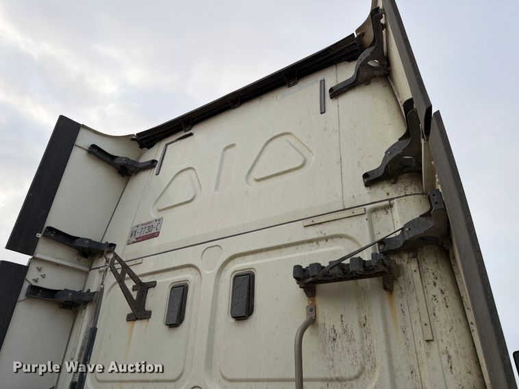 image for item YA6129 2017 Freightliner Cascadia 126 semi truck