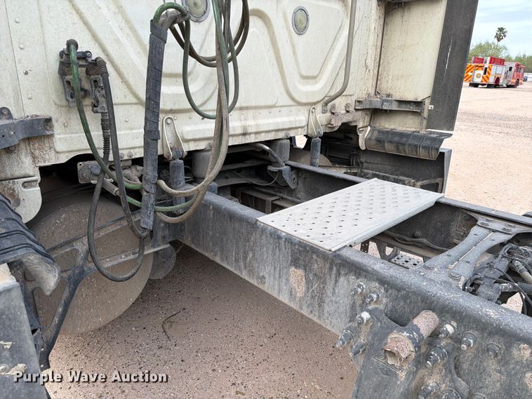 image for item YA6129 2017 Freightliner Cascadia 126 semi truck