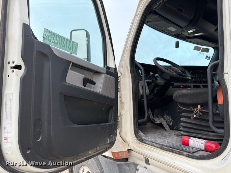 image for item YA6129 2017 Freightliner Cascadia 126 semi truck
