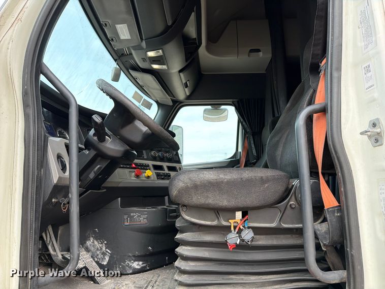 image for item YA6129 2017 Freightliner Cascadia 126 semi truck