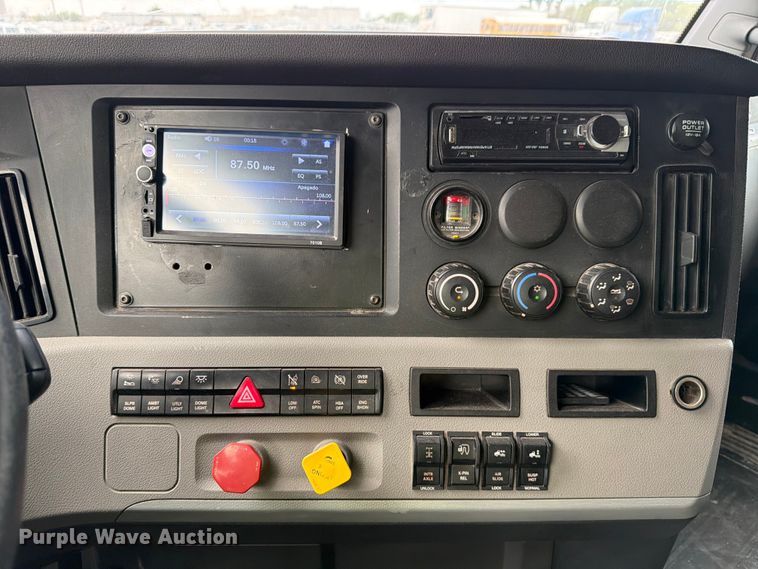 image for item YA6129 2017 Freightliner Cascadia 126 semi truck