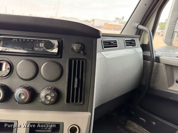 image for item YA6129 2017 Freightliner Cascadia 126 semi truck