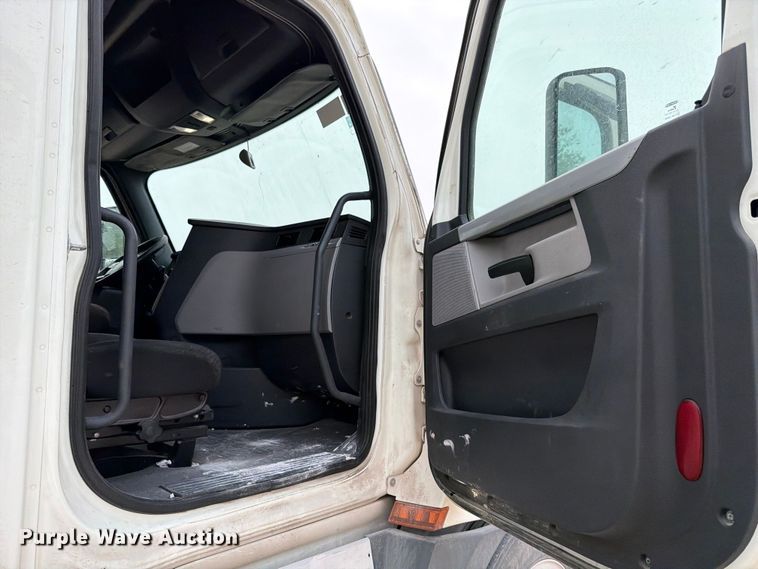 image for item YA6129 2017 Freightliner Cascadia 126 semi truck