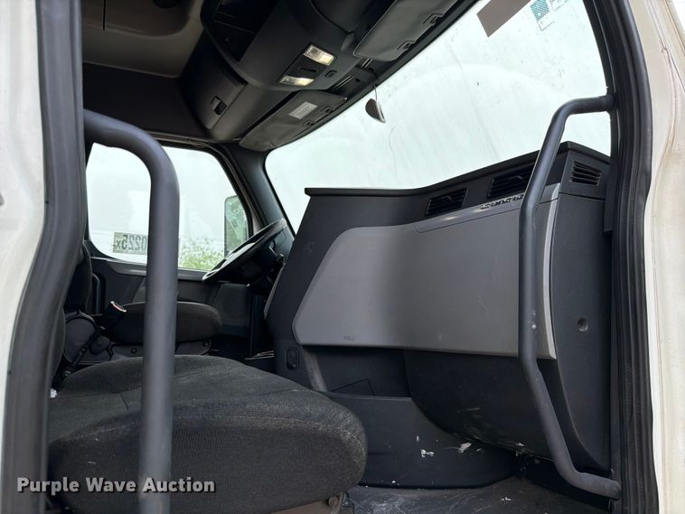 image for item YA6129 2017 Freightliner Cascadia 126 semi truck