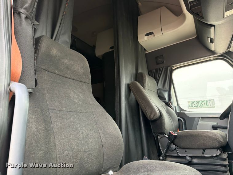 image for item YA6129 2017 Freightliner Cascadia 126 semi truck