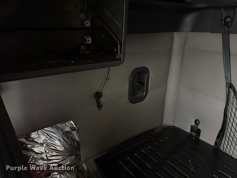 image for item YA6129 2017 Freightliner Cascadia 126 semi truck
