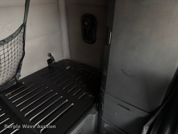 image for item YA6129 2017 Freightliner Cascadia 126 semi truck