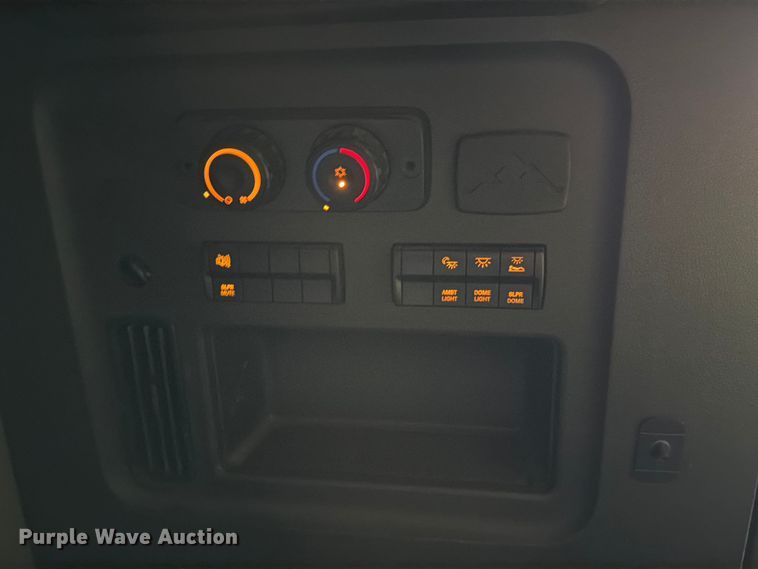 image for item YA6129 2017 Freightliner Cascadia 126 semi truck