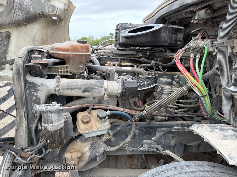 image for item YA6129 2017 Freightliner Cascadia 126 semi truck