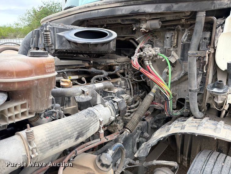image for item YA6129 2017 Freightliner Cascadia 126 semi truck