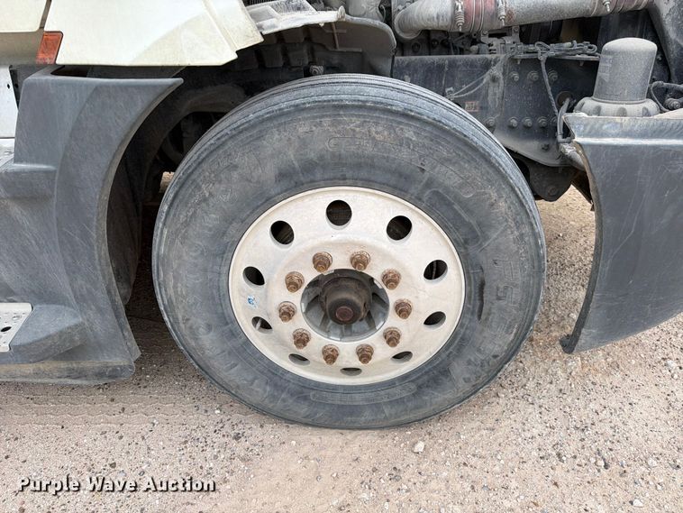 image for item YA6129 2017 Freightliner Cascadia 126 semi truck