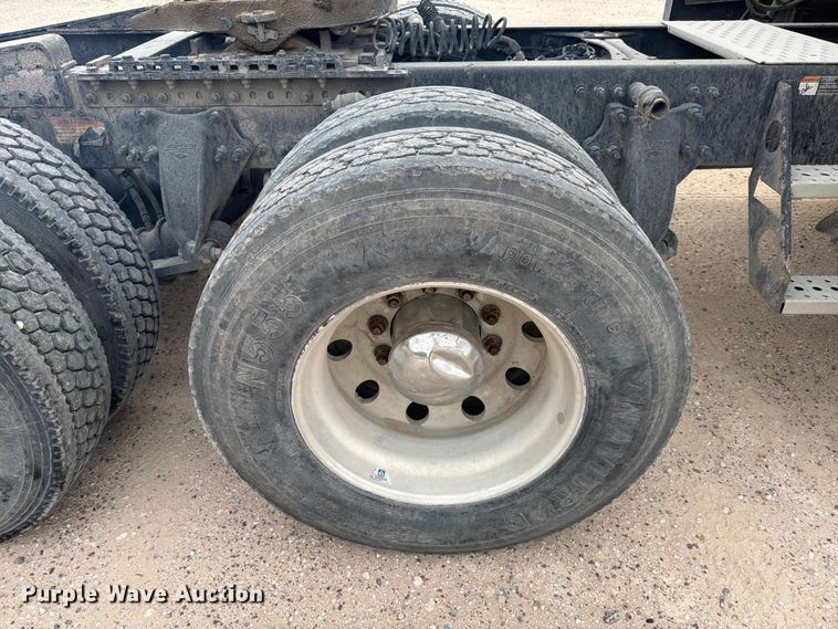 image for item YA6129 2017 Freightliner Cascadia 126 semi truck