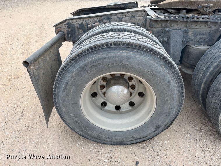 image for item YA6129 2017 Freightliner Cascadia 126 semi truck