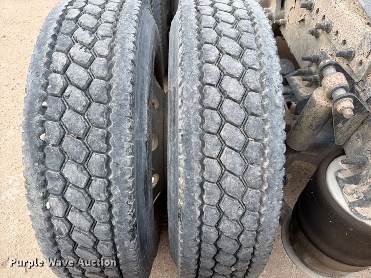 image for item YA6129 2017 Freightliner Cascadia 126 semi truck