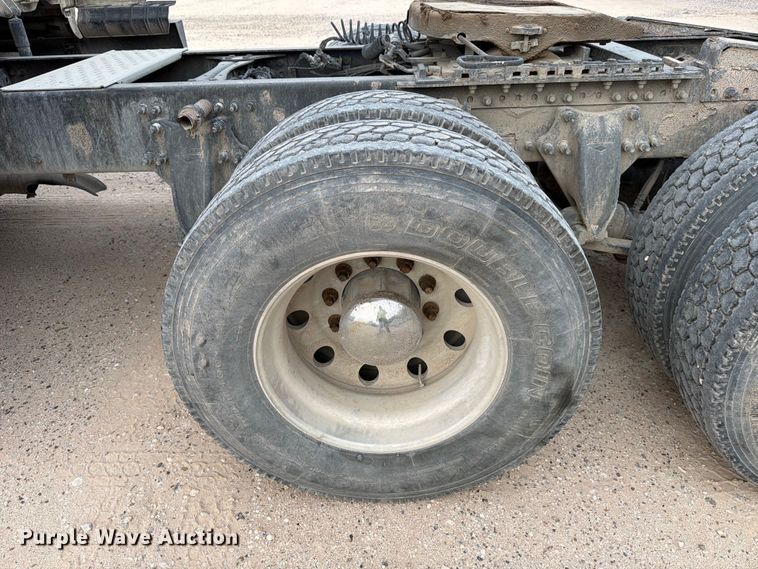 image for item YA6129 2017 Freightliner Cascadia 126 semi truck