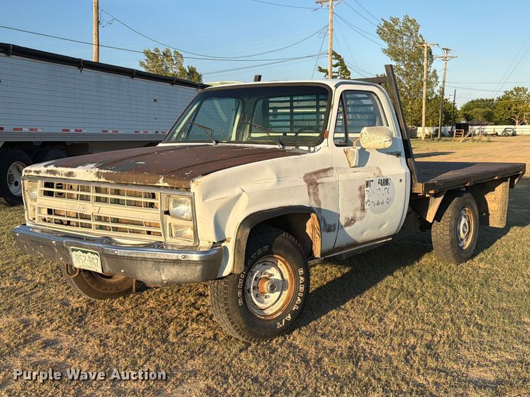 1986 Chevrolet K20 flatbed pickup truck