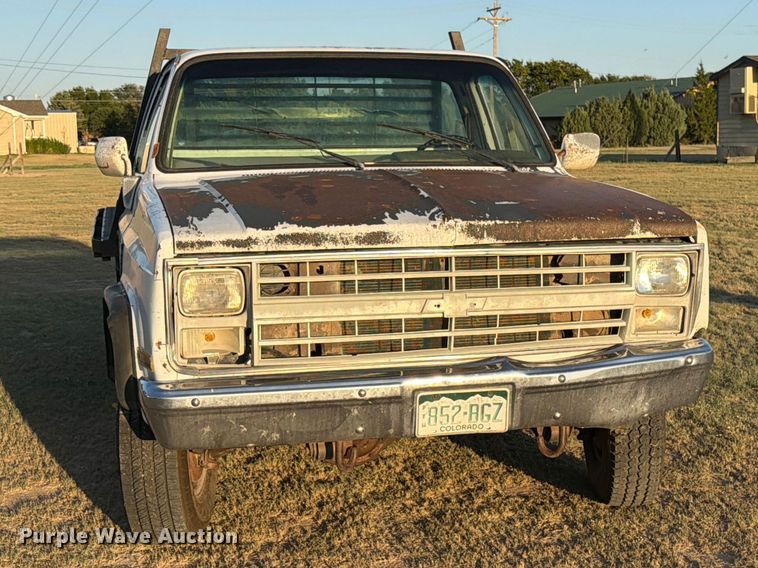image for item BI9753 1986 Chevrolet K20 flatbed pickup truck