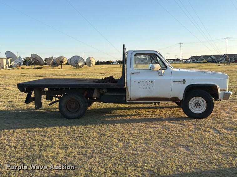 image for item BI9753 1986 Chevrolet K20 flatbed pickup truck