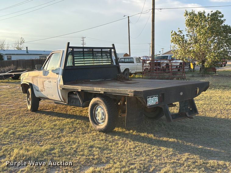 image for item BI9753 1986 Chevrolet K20 flatbed pickup truck