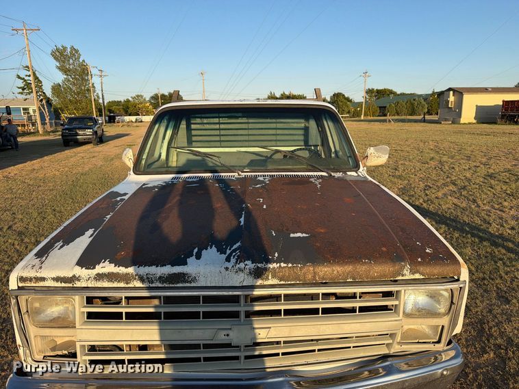image for item BI9753 1986 Chevrolet K20 flatbed pickup truck