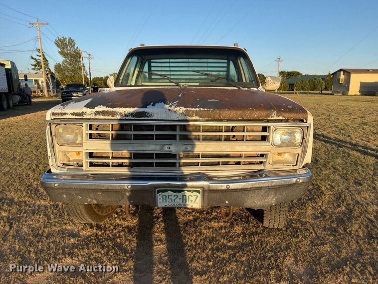 image for item BI9753 1986 Chevrolet K20 flatbed pickup truck