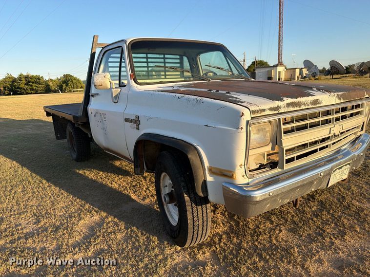 image for item BI9753 1986 Chevrolet K20 flatbed pickup truck