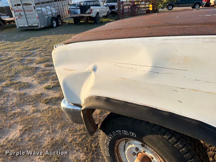 image for item BI9753 1986 Chevrolet K20 flatbed pickup truck