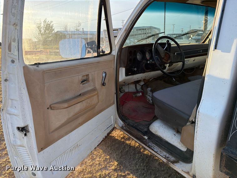 image for item BI9753 1986 Chevrolet K20 flatbed pickup truck