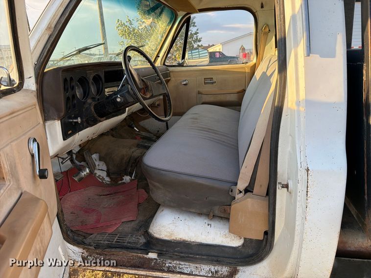 image for item BI9753 1986 Chevrolet K20 flatbed pickup truck