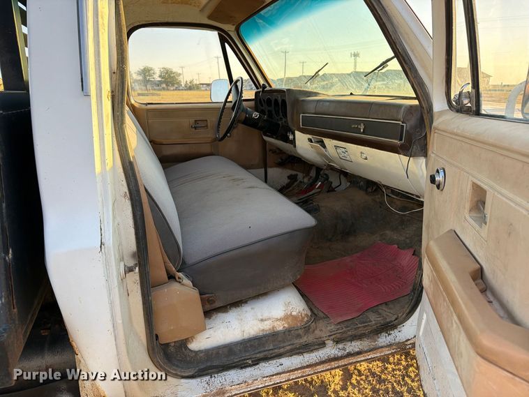 image for item BI9753 1986 Chevrolet K20 flatbed pickup truck