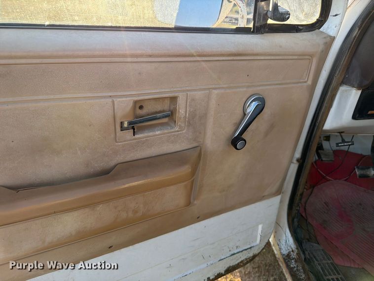 image for item BI9753 1986 Chevrolet K20 flatbed pickup truck