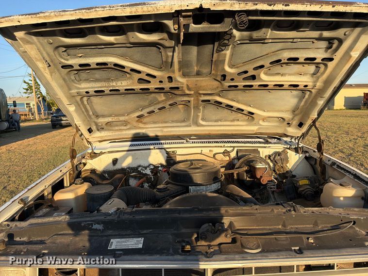 image for item BI9753 1986 Chevrolet K20 flatbed pickup truck