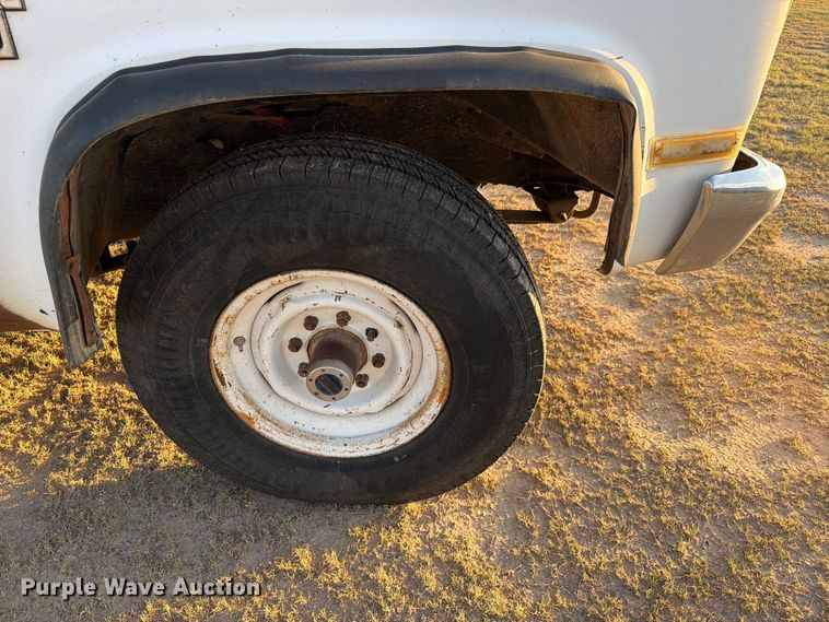 image for item BI9753 1986 Chevrolet K20 flatbed pickup truck