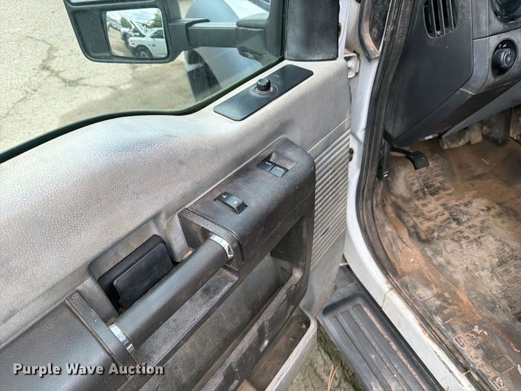 image for item DV2065 2015 Ford F550 utility / service truck