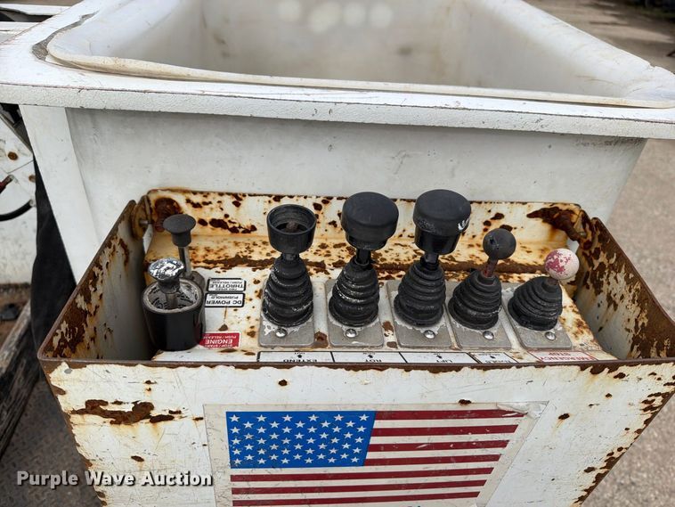 image for item DV2069 1999 Ford F-450 bucket truck