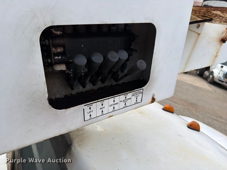 image for item DV2069 1999 Ford F-450 bucket truck