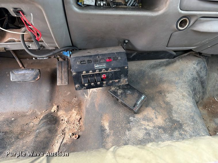 image for item DV2069 1999 Ford F-450 bucket truck