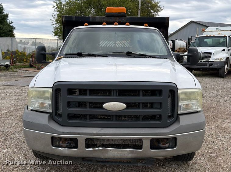 image for item DV2070 2005 Ford F350 Super Duty flatbed pickup truck